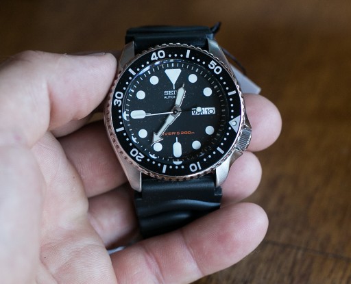 Seiko SKX007 Unboxing - Close shot of the front of the watch, showing bezel, hands and dial.